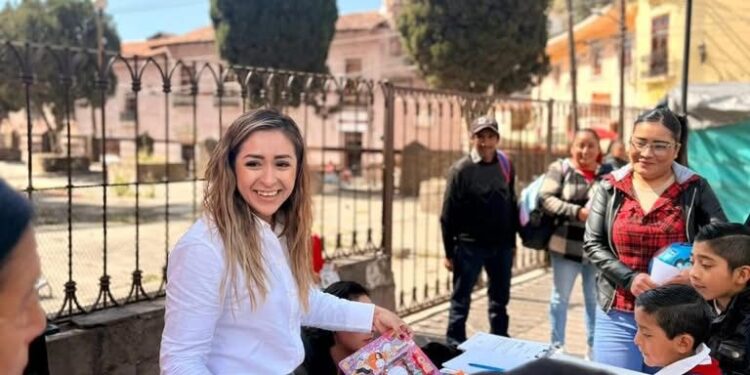 Grecia Aguilar lleva alegría a la niñez de Angangueo y atiende gestiones ciudadanas