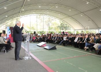 Michoacán corta brecha digital con internet gratuito para estudiantes: Bedolla