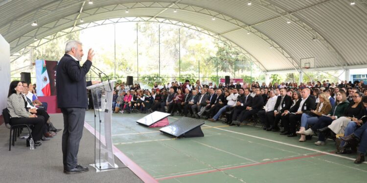 Michoacán corta brecha digital con internet gratuito para estudiantes: Bedolla