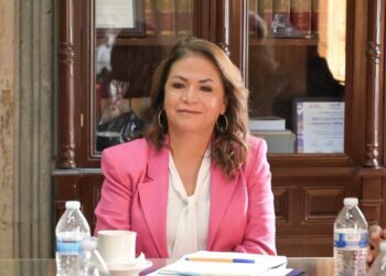 Fabiola Alanís dialoga con iglesias evangélicas