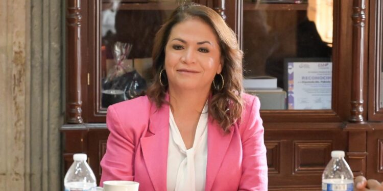 Fabiola Alanís dialoga con iglesias evangélicas