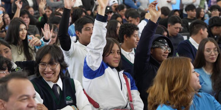 Michoacán, primer estado del país que dotará Internet gratuito a estudiantes de prepa y universidad: Iemsysem