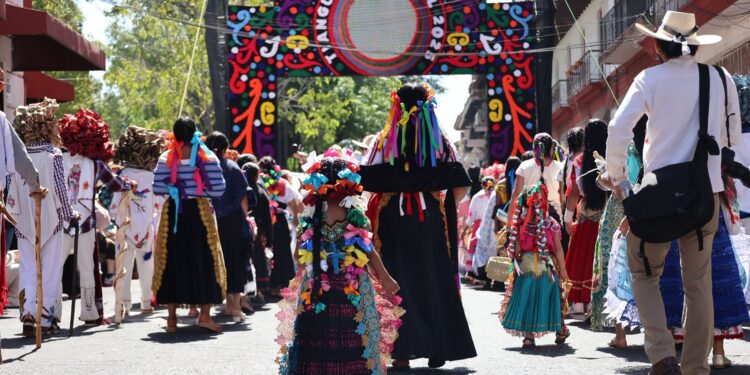 Nueva infraestructura impulsará experiencia turística del tianguis artesanal de Uruapan: Sectur
