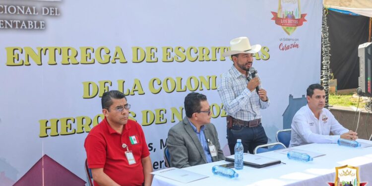 La certeza jurídica llega a las familias de Los Reyes, entrega Humberto Jiménez con INSUS escrituras