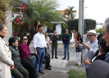 Yankel Benítez sostiene diálogo cercano con vecinos de Lomas de Vista Bella
