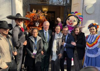 Catrina Monarca de la Sectur enamora al turismo europeo en la Fitur 2026