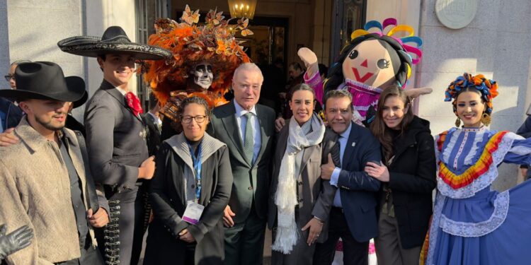 Catrina Monarca de la Sectur enamora al turismo europeo en la Fitur 2026
