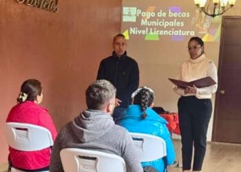 Julio César Conejo Alejos entregó becas a estudiantes de licenciatura y posgrado en Villa Morelos