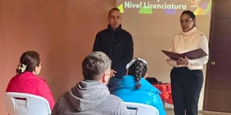 Julio César Conejo Alejos entregó becas a estudiantes de licenciatura y posgrado en Villa Morelos