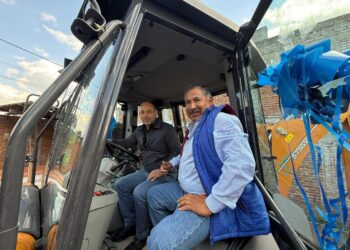 Presidente Municipal de Tarímbaro acompaña entrega de nueva maquinaria al COMAPAT