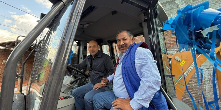 Presidente Municipal de Tarímbaro acompaña entrega de nueva maquinaria al COMAPAT