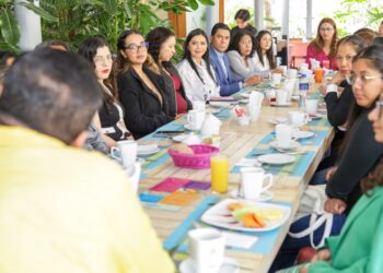 Araceli Saucedo escucha y respalda al personal de enfermería de Michoacán