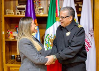 Dayana Pérez Mendoza da la bienvenida al nuevo Capitán de Puerto de Zirahuén