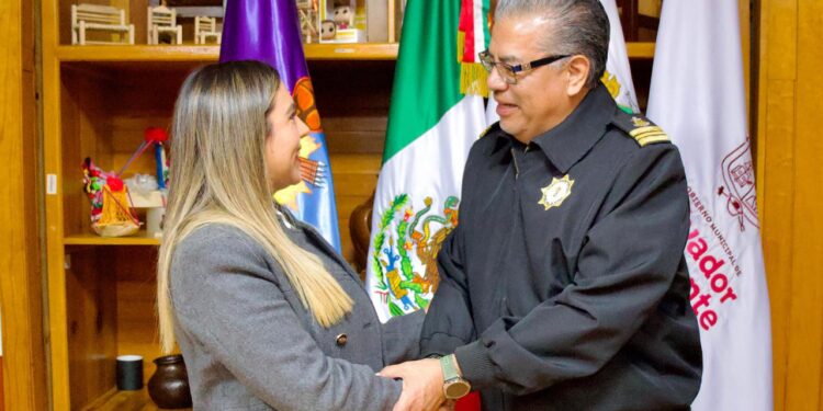 Dayana Pérez Mendoza da la bienvenida al nuevo Capitán de Puerto de Zirahuén