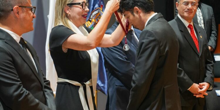 Yarabí Ávila entrega la Medalla “Dr. Ignacio Chávez Sánchez”; insta a nicolaitas a generar conocimiento en beneficio de las comunidades