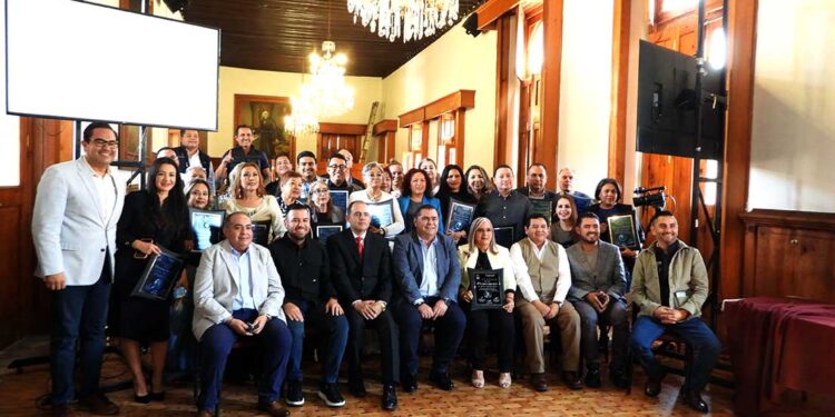 Reconocen a 39 trabajadores del Congreso por 10 y hasta 45 años al servicio al Poder Legislativo