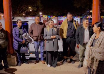 Dayana Pérez Mendoza acompaña con emoción a adultos mayores del programa Reencuentros Que Enamoran