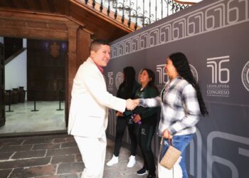 CON EQUIPAMIENTO FORTALECE VICENTE GÓMEZ A LA EDUCACIÓN DEL DISTRITO XIX