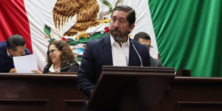 Abraham Espinoza llama a fortalecer el Estado de Derecho ante advertencia de Macron sobre la crisis del orden global