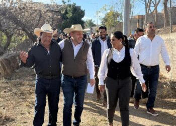Eric Gaona entrega de red eléctrica y bomba de agua en la comunidad de El Puesto