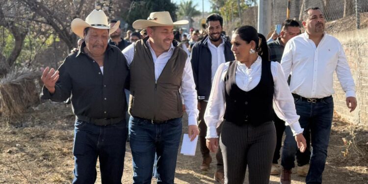 Eric Gaona entrega de red eléctrica y bomba de agua en la comunidad de El Puesto