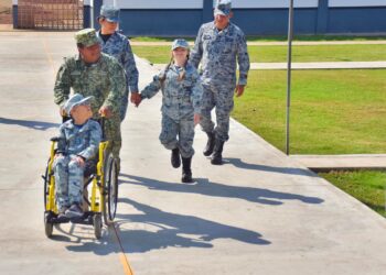Guardia Nacional nombra a dos jóvenes Guardias Honorarios por un día en el municipio Uruapan