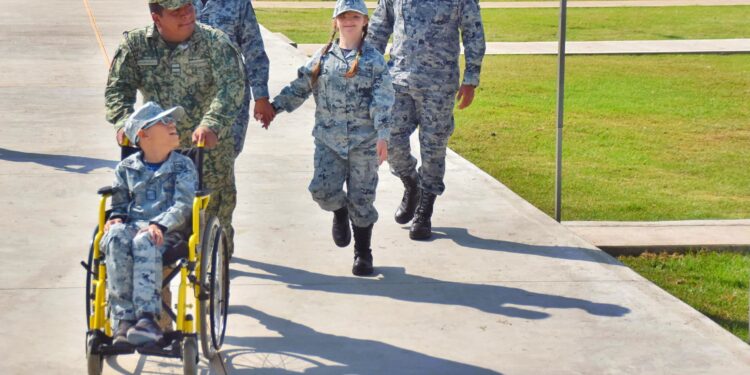 Guardia Nacional nombra a dos jóvenes Guardias Honorarios por un día en el municipio Uruapan