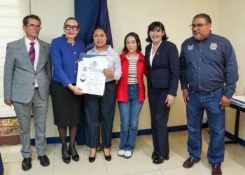 Entrega masiva de Títulos; Yarabí Ávila convoca a poner en alto el nombre de la UMSNH