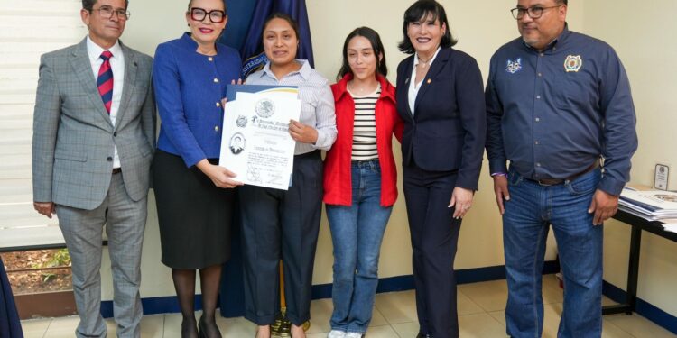 Entrega masiva de Títulos; Yarabí Ávila convoca a poner en alto el nombre de la UMSNH