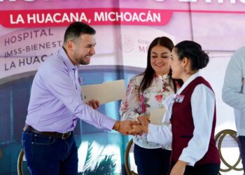 Celebra Reyes Galindo avances en servicios de salud en La Huacana