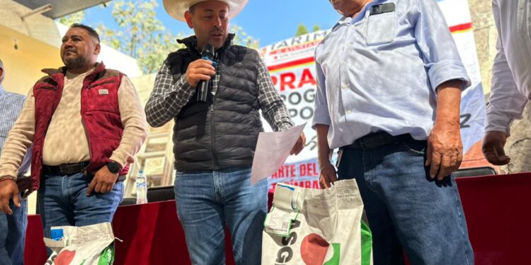 Presidente de Tarímbaro fortalece al campo con entrega de semilla de maíz a productores