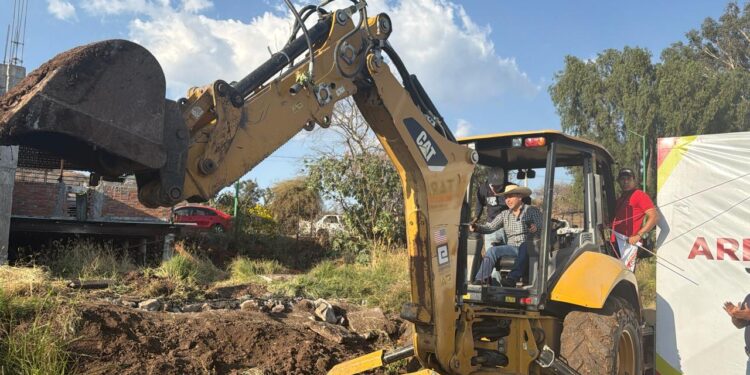 Inicia Eric Gaona García obra de línea de conducción y distribución de agua en Rancho Nuevo