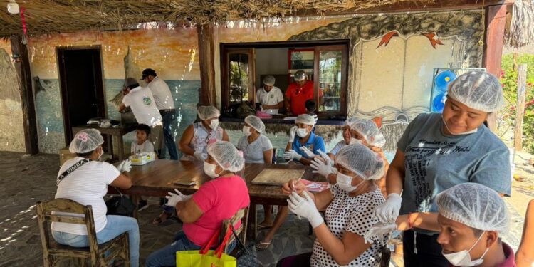 Compesca impulsa economía de mujeres pesqueras en Aquila