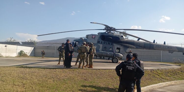 Se suman elementos especializados de Marina y helicóptero artillado al operativo en Jiquilpan