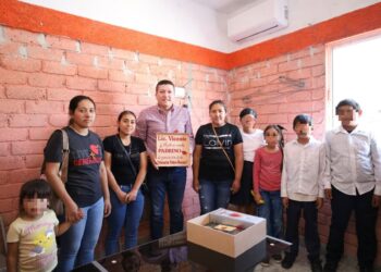 Continúa Vicente Gómez manteniendo contacto con población del distrito XIX