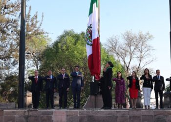 Encabeza Alfonso Martínez, ceremonia de Izamiento y celebración del Día de la Bandera