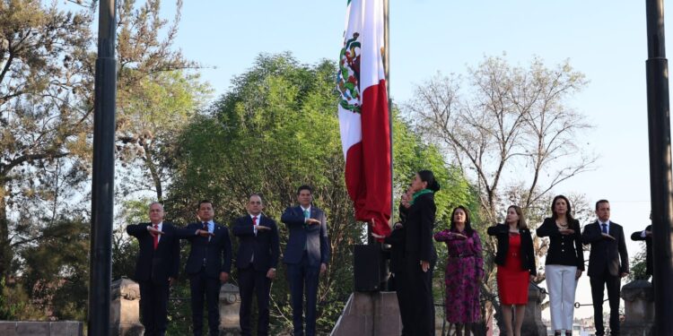 Encabeza Alfonso Martínez, ceremonia de Izamiento y celebración del Día de la Bandera