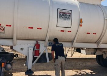 Asegura FGE tractocamión con reporte de robo en Huetamo