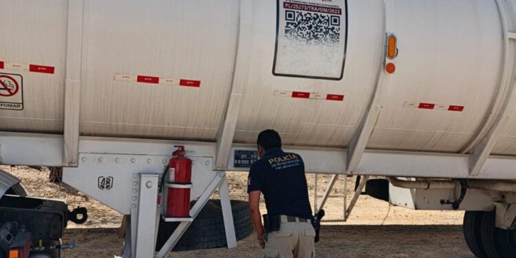 Asegura FGE tractocamión con reporte de robo en Huetamo