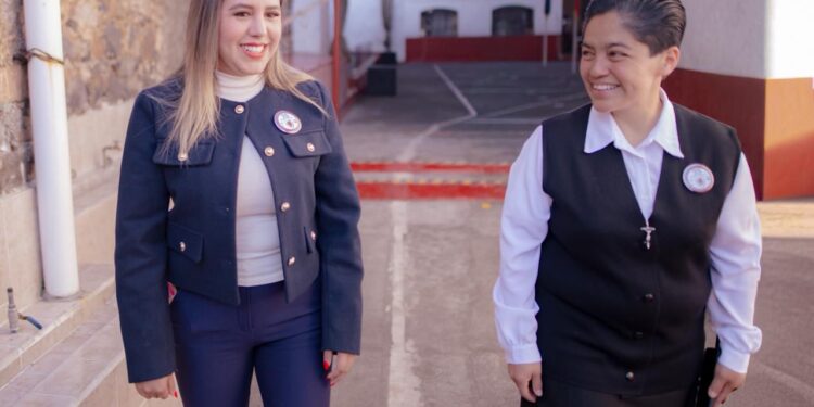 Dayana Pérez Mendoza conmemora el 75 aniversario del Colegio Sor Juana Inés de la Cruz en Santa Clara del Cobre