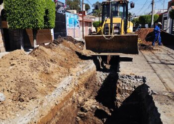 Adolfo Torres supervisa trabajos de reparación de drenaje en la colonia Nueva Chapultepec