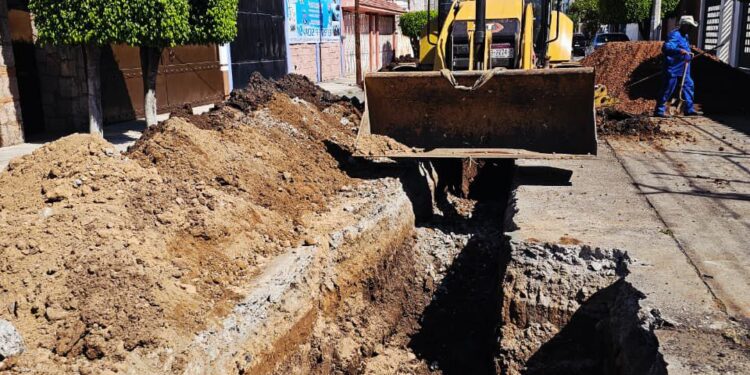Adolfo Torres supervisa trabajos de reparación de drenaje en la colonia Nueva Chapultepec