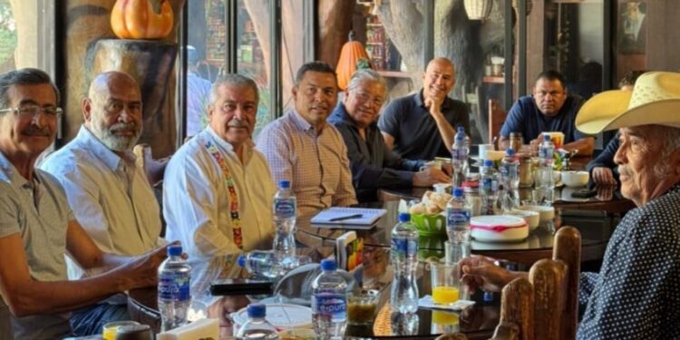 Olivio López Mújica impulsa la creación de una asociación regional de exautoridades municipales en respaldo a Raúl Morón