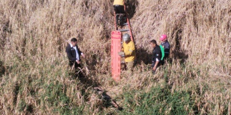 Policía Morelia actúa con rapidez en rescate de persona atrapada en río de aguas negras