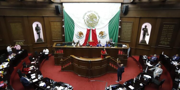 Adriana Contreras Figueroa y Juana Bravo Lázaro, acreedoras a la Condecoración “La Mujer Michoacana”