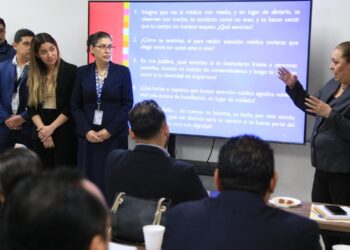 En Uruapan, FGE ejecuta cateo, asegura marihuana y detiene a una mujer