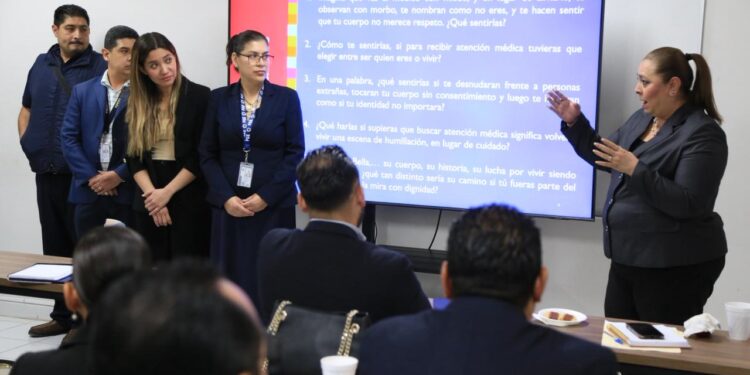 En Uruapan, FGE ejecuta cateo, asegura marihuana y detiene a una mujer