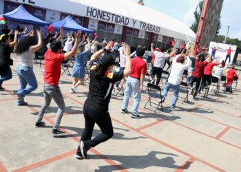 Adultos mayores se activan en Feria de la Salud de Cecufid