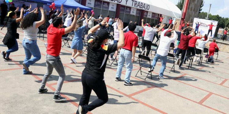 Adultos mayores se activan en Feria de la Salud de Cecufid