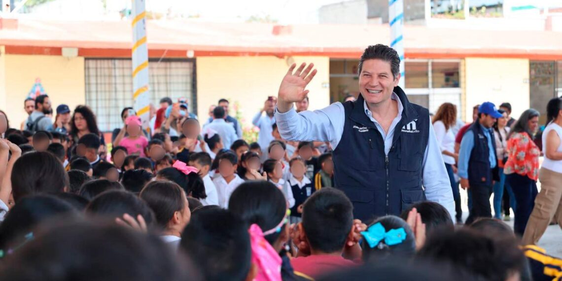 Alfonso Martínez, aliado de la educación; techumbres y cancha deportiva al Norte de Morelia
